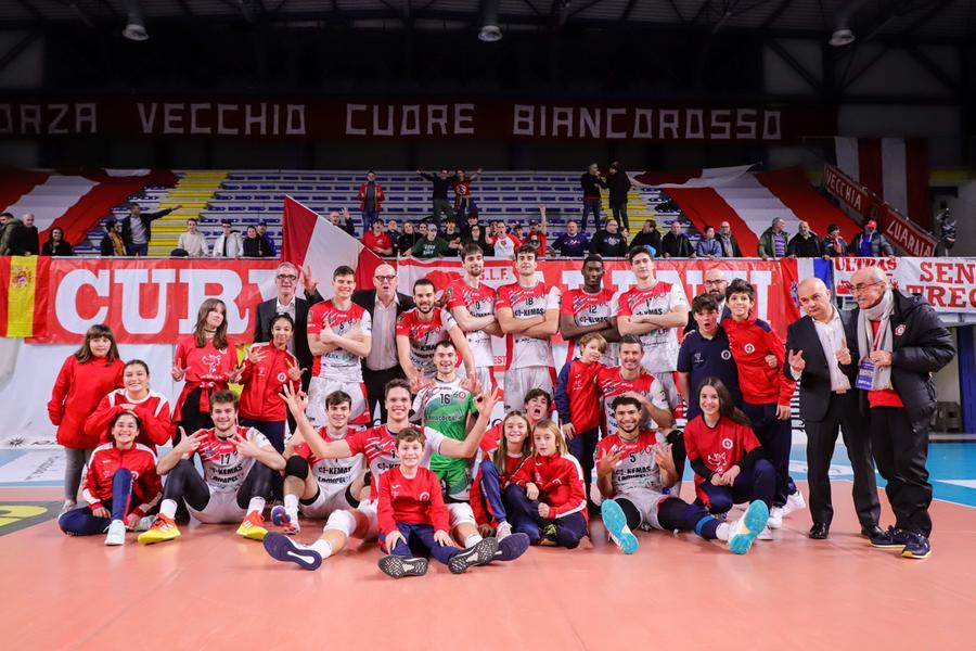 
	La Kemas Santa Croce festeggia con i tifosi il successo su Ravenna al PalaParenti (Foto: Lupipallavolo.net)

