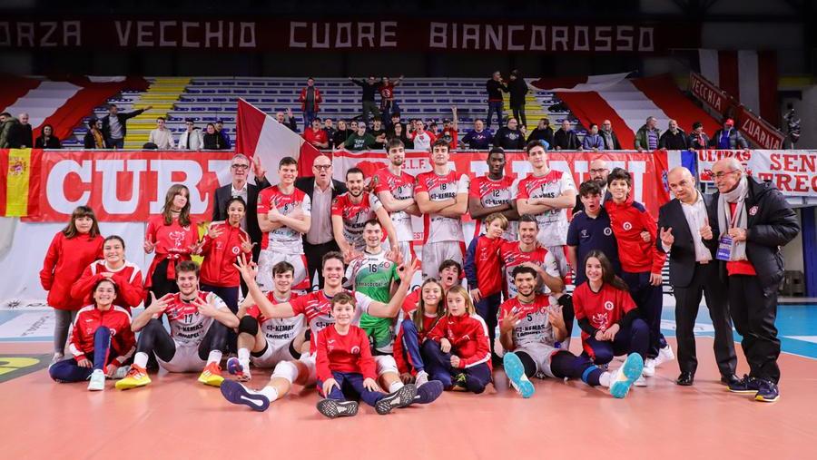 La Kemas Santa Croce festeggia con i tifosi il successo su Ravenna al PalaParenti (Foto: Lupipallavolo.net)