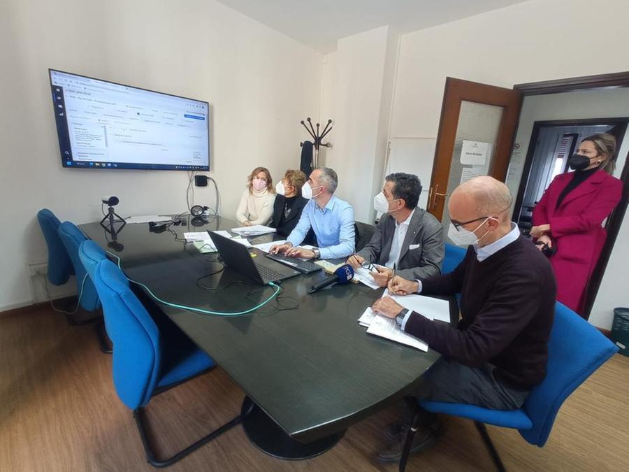 
	L'apertura delle buste nella gara per la continuit&agrave; territoriale aerea <em>(foto Mario Rosas)</em>

