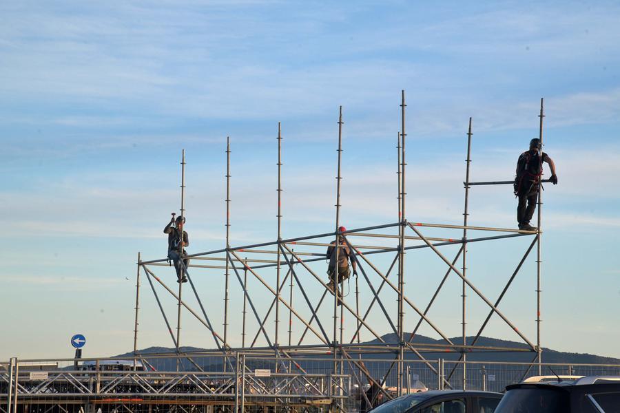 
	Il montaggio del palco per il concerto di Capodanno al molo Brin <em>(foto Vanna Sanna)</em>

