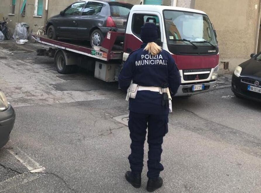 La municipale rimuove 13 veicoli abbandonati. Ecco dove erano parcheggiati