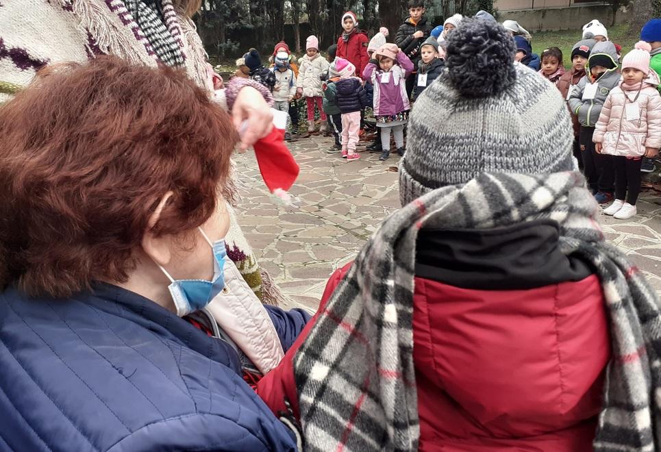 Sassuolo I bimbi delle materne come... Babbo Natale Doni in regalo ai nonni “soli”di Casa Serena 