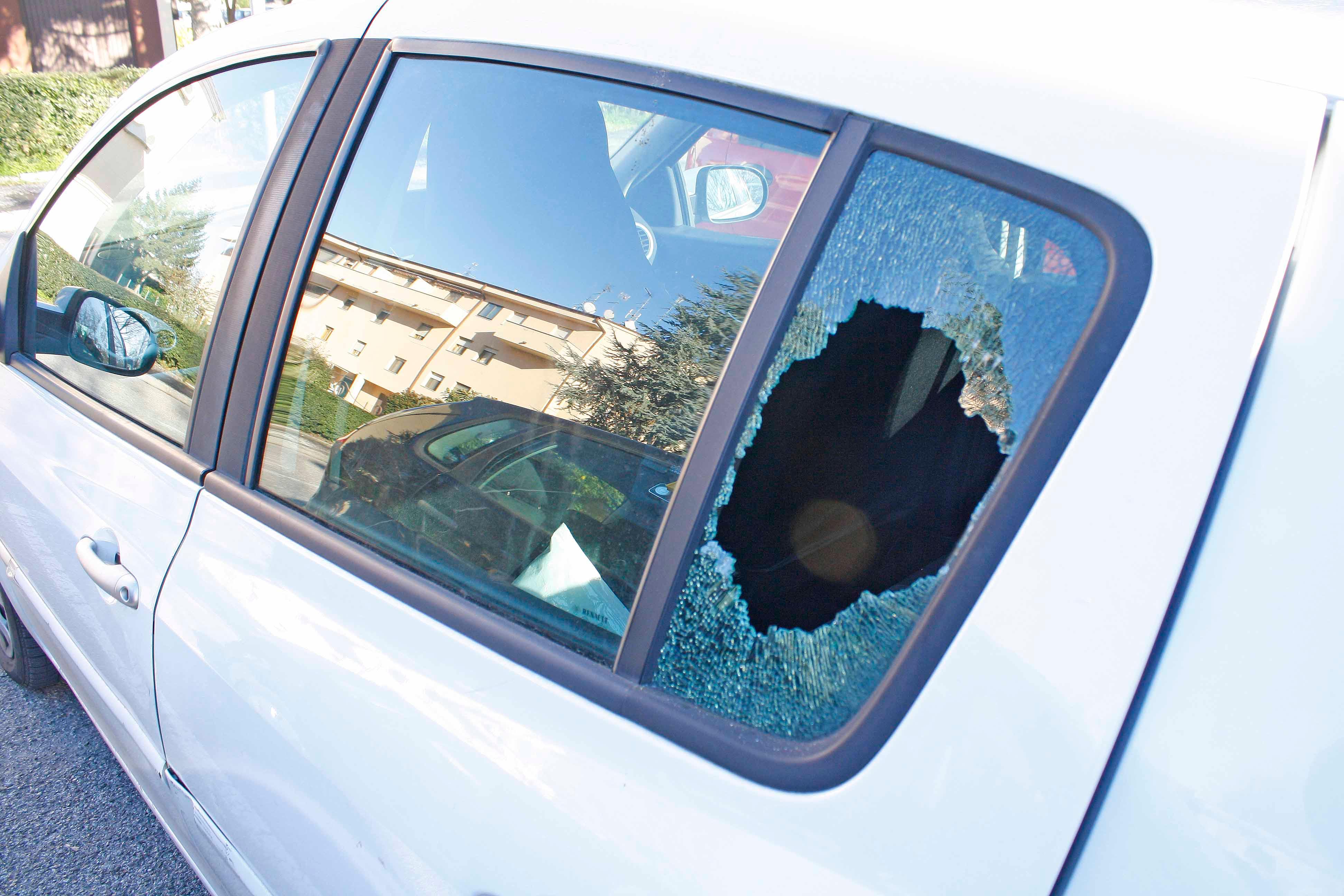 Un'auto danneggiata (foto d'archivio)