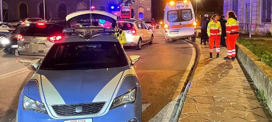 
	Una volante della polizia e le ambulanze della Svs (foto d'archivio)

