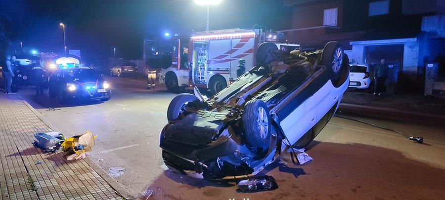 Porto Torres, auto sfiora una vettura parcheggiata e si ribalta: via Tramontana chiusa per un’ora