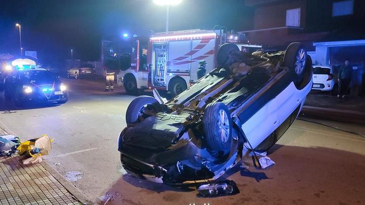Porto Torres, auto sfiora una vettura parcheggiata e si ribalta: via Tramontana chiusa per un’ora