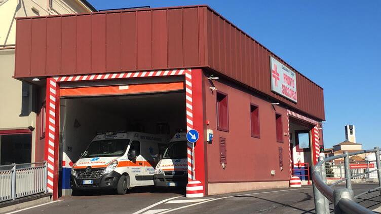 Pontedera, bimbo di otto mesi con febbre visitato dopo sette ore di attesa. La mamma: «È una vergogna»