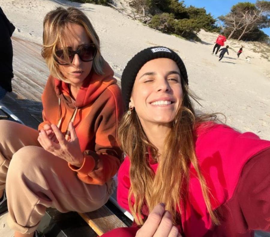 
	Elisabetta Canalis con un'amica

