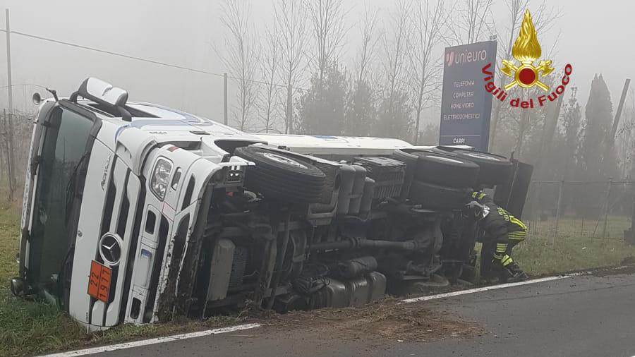 Carpi: si ribalta camion con azoto, ripercussioni sul traffico