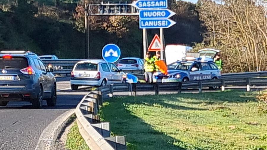 Lunga fila di auto sulla 131 Dcn all’altezza di Nuoro, la causa un incidente e i cantieri stradali