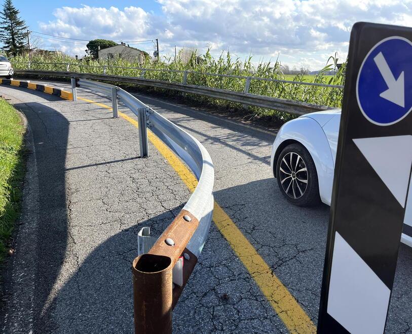 
	Il nuovo guardarail sul ponte in via Maremmana&nbsp;

