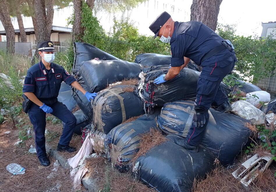 Si faceva pagare per il ritiro dei sacchi neri: rinviato a giudizio con l’accusa di truffa