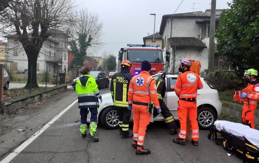 In auto si schianta contro un cancello, ferito 54enne