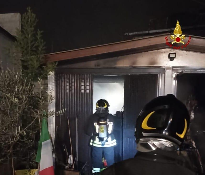 In fiamme un deposito per gli attrezzi a Praticello
