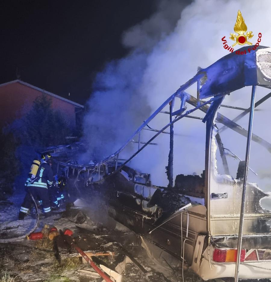 Incendio nel campo nomadi, distrutta una roulotte