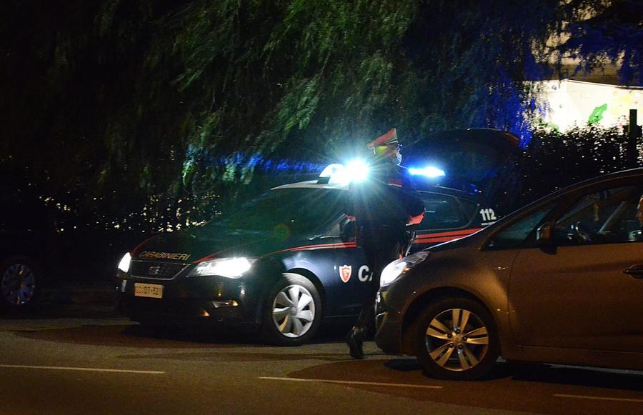 Aggredisce una donna in strada, messo in fuga da un vigilante viene inseguito e fermato dai carabinieri