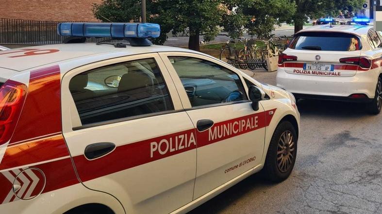 Fugge dopo l’incidente, 68enne individuato dalla municipale: guidava senza patente un’auto priva di assicurazione
