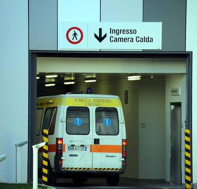 Massa, muore in strada a 65 anni. Il racconto struggente di chi l’ha soccorsa