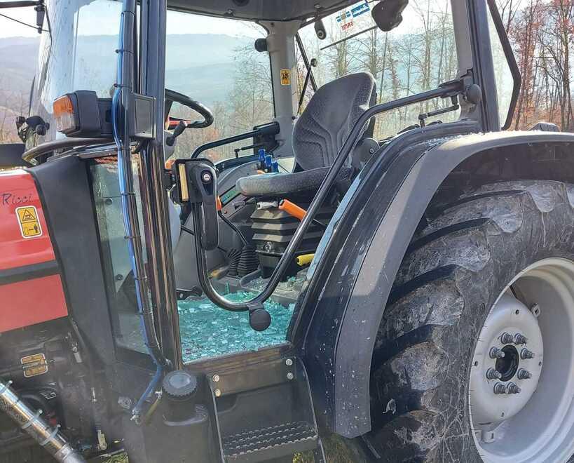 Sestola. Assalto da far west al trattore che andava piano sulla strada: picchiato il conducente