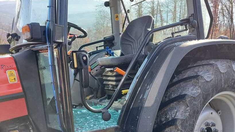 Sestola. Assalto da far west al trattore che andava piano sulla strada: picchiato il conducente