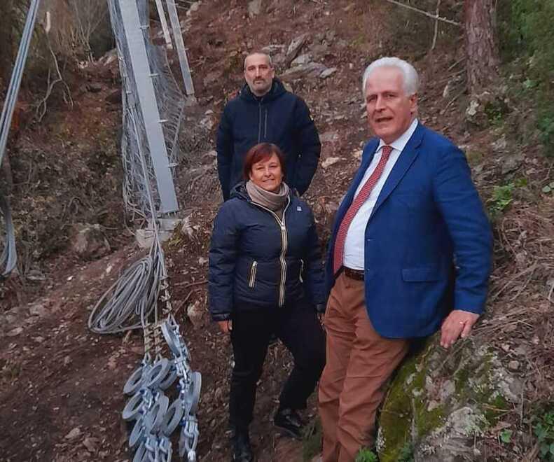 I sindaci Massimiliano Ghimenti (Calci) e Arianna Buti (Buti) con il presidente della Regione Eugenio Giani