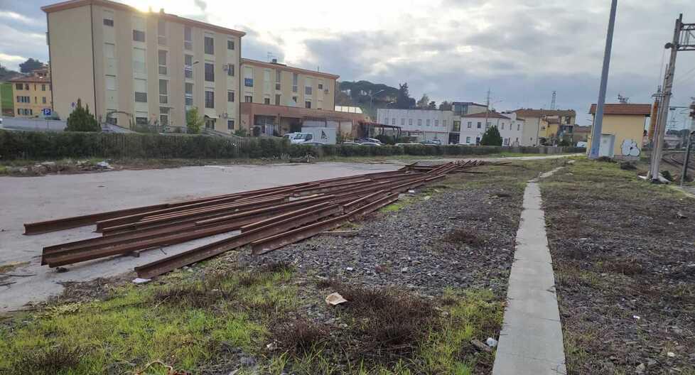 Le operazioni di smantellamento iniziate nell’ex scalo merci a San Romano