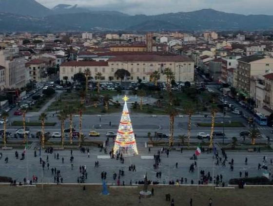 Una veduta dall'alto della passeggiata a Viareggio