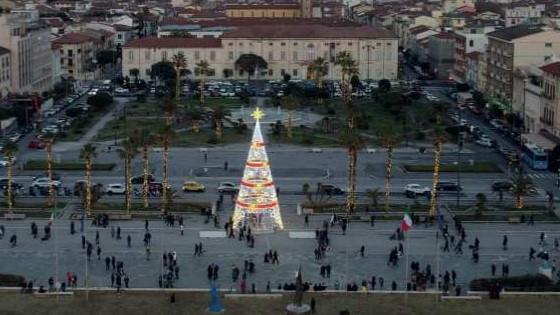 Una veduta dall'alto della passeggiata a Viareggio