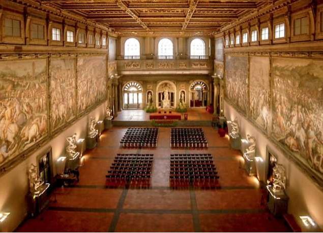 Una visione dall’alto del salone dei Cinquecento in Palazzo Vecchio a Firenze