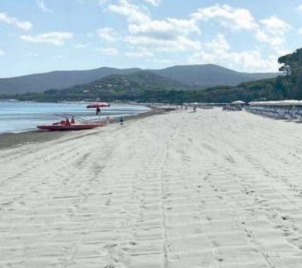 Un tratto della spiaggia di Punta Ala (qui sopra una foto d’archivio di una parte del litorale)