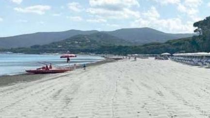 Un tratto della spiaggia di Punta Ala (qui sopra una foto d’archivio di una parte del litorale)