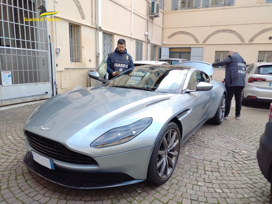 Truffa ed evasione, sequestrate quattro auto di lusso