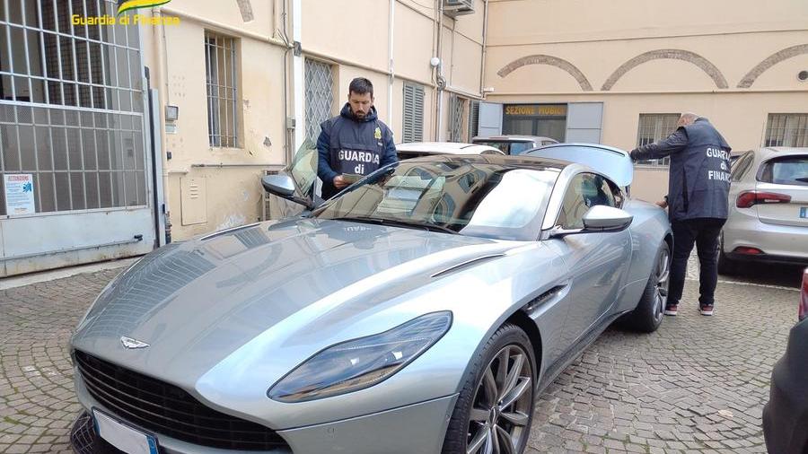 Truffa ed evasione, sequestrate quattro auto di lusso