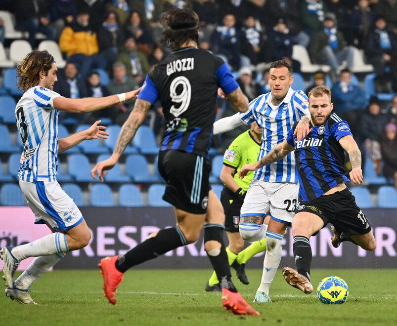 
	Giuseppe Sibilli scocca il tiro che &egrave; valso la vittoria nel match di Ferrara&nbsp;

