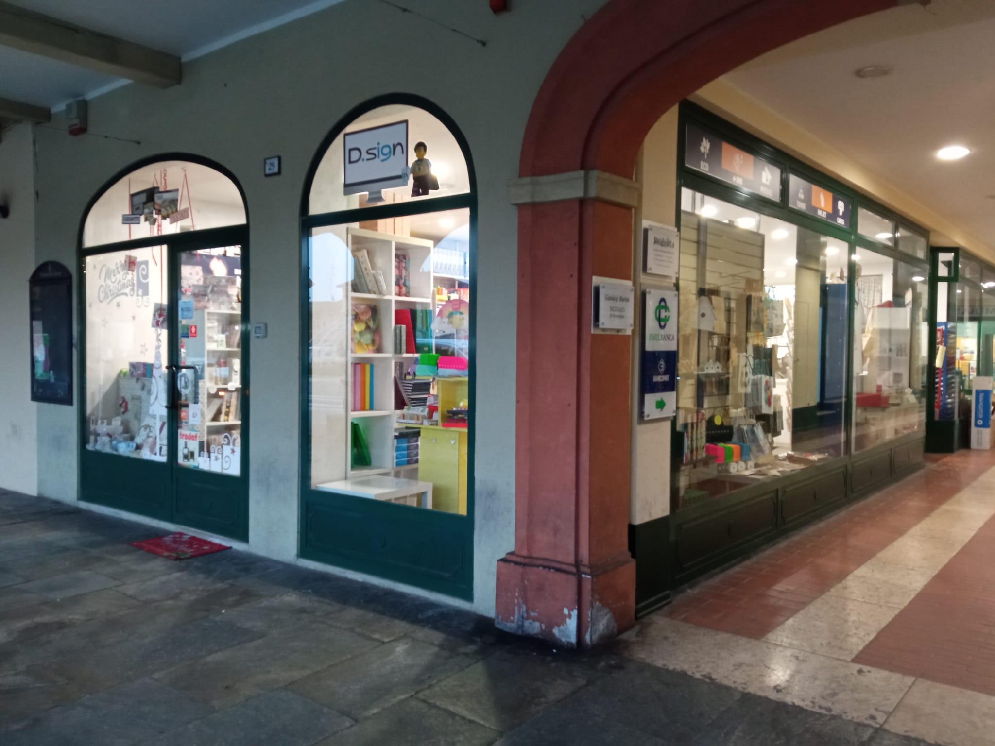 Ladro sfonda la vetrina del negozio, si ferisce e lascia tracce di sangue
