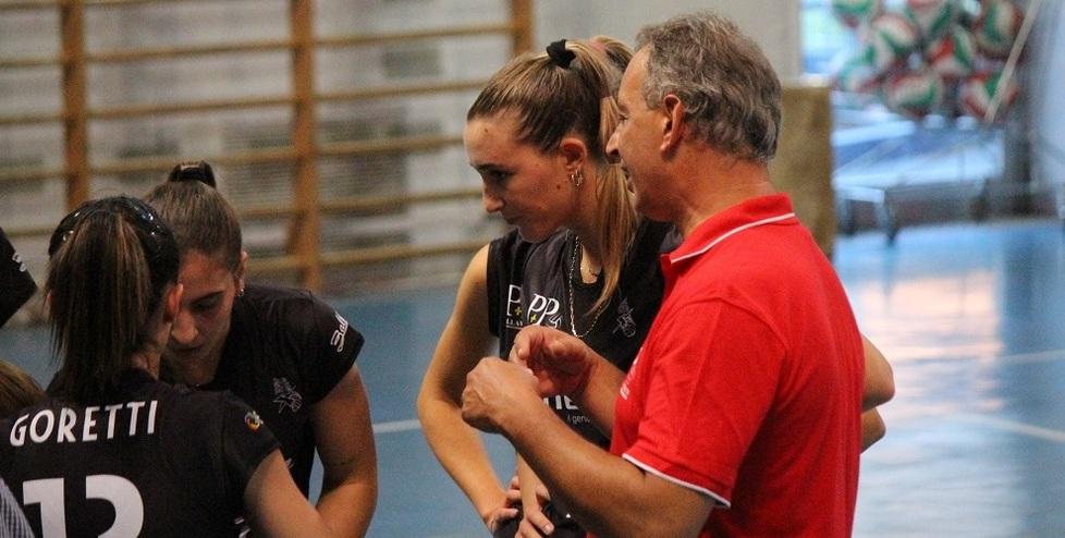 Nella foto Massimo Nuti mentre dà disposizioni alle atlete