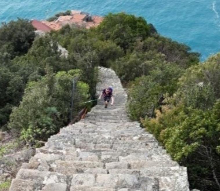 Galli durante una delle “scalate” alle Cinque Terre