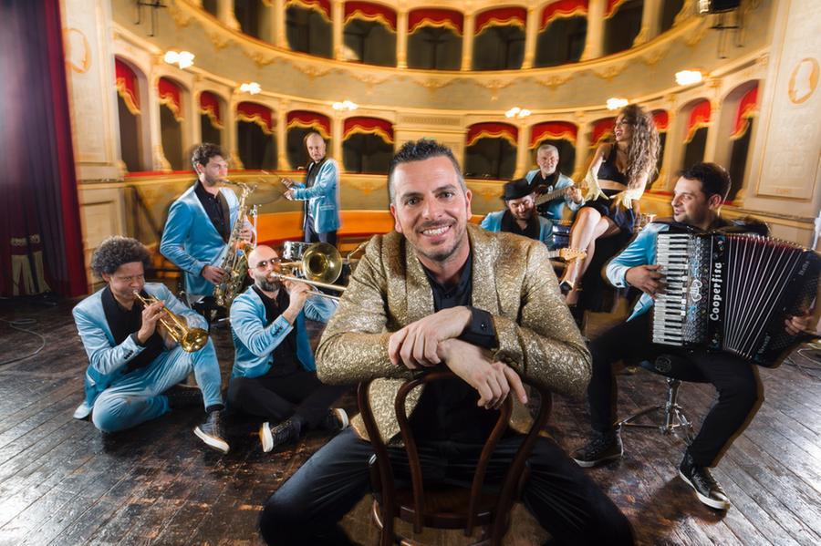 
	Mirko Casadei e la sua Popular Folk Orchestra

