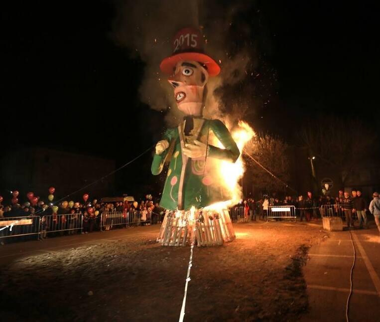 In piazza a Castelnovo Sotto brucerà la statua di cartapesta