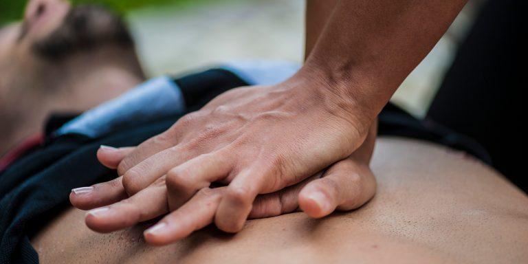 Salvato dal poliziotto fuori servizio che gli pratica il massaggio cardiaco