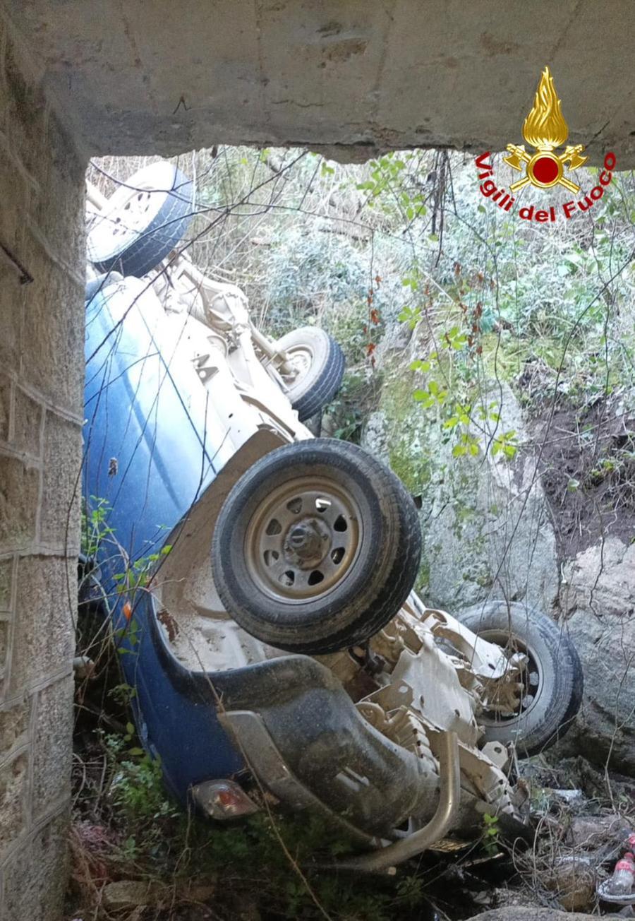 Nuoro, fuoristrada precipita da un ponte a Marreri: illeso il conducente