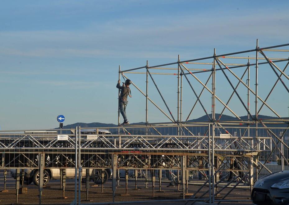 L'allestimento del palco (foto Vanna Sanna)