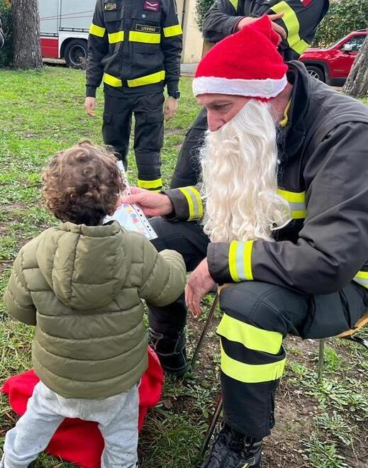 Babbo Natale all’asilo arriva con il camion dei vigili del fuoco di Livorno&nbsp; 