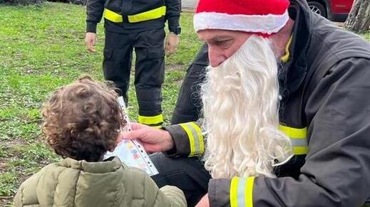 Babbo Natale all’asilo arriva con il camion dei vigili del fuoco di Livorno 