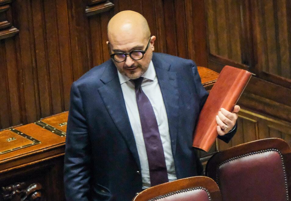 "Vibes", "cool" e "briefing"? «Roba da radical chic»: il ministro vuole costituzionalizzare l'italiano