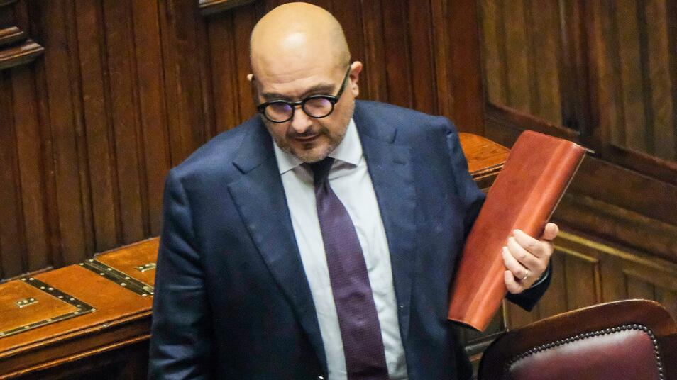"Vibes", "cool" e "briefing"? «Roba da radical chic»: il ministro vuole costituzionalizzare l'italiano
