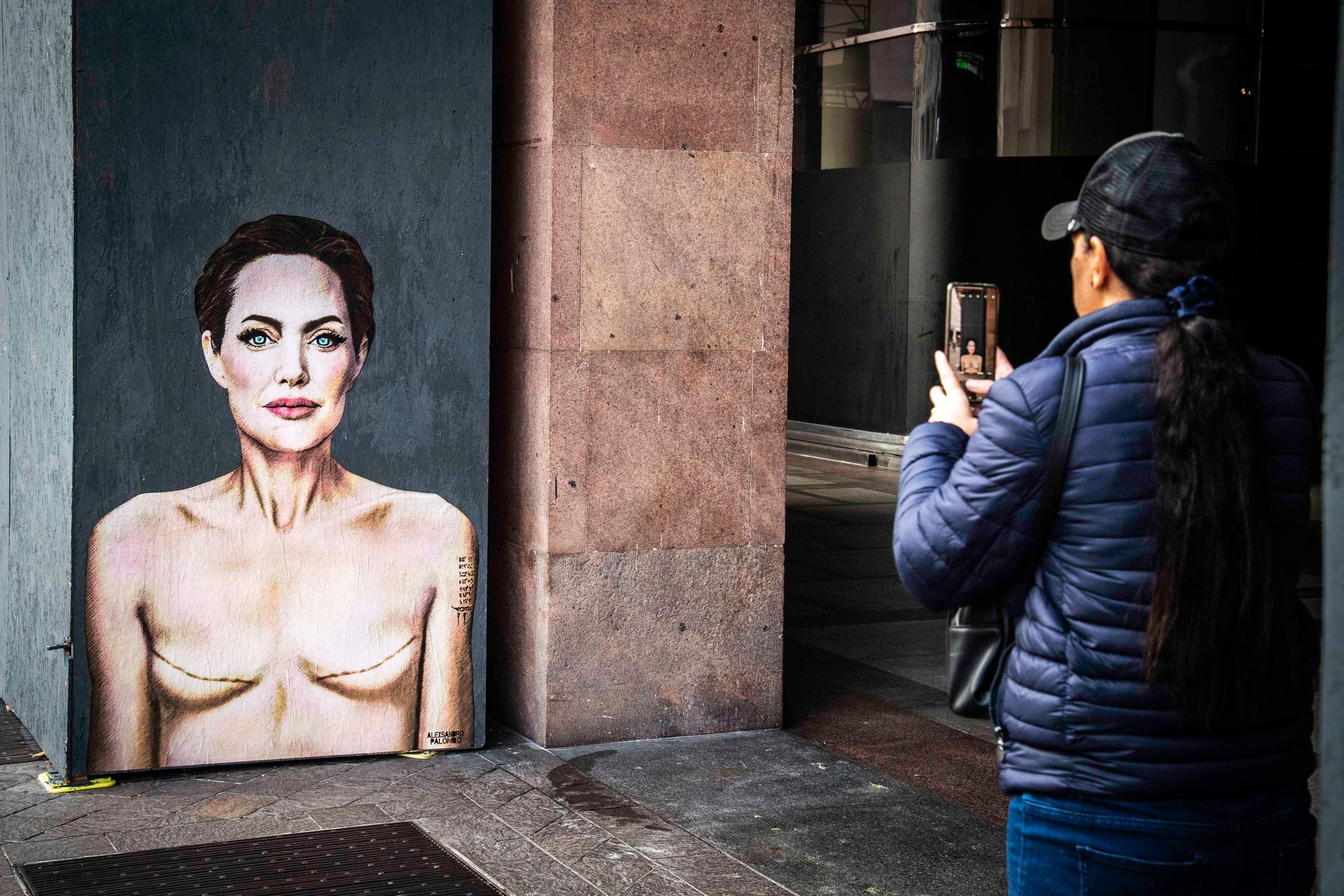 Love Yourself la nuova opera di AleXsandro Palombo, Angelina Jolie rappresentata con le cicatrici lasciate dalla mastectomia per celebrare la forza e il coraggio delle donne