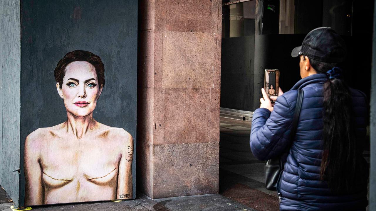 Love Yourself la nuova opera di AleXsandro Palombo, Angelina Jolie rappresentata con le cicatrici lasciate dalla mastectomia per celebrare la forza e il coraggio delle donne