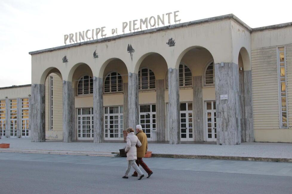 Fra piazza Mazzini e l’ex Centro congressi l’idea di una passeggiata con piastrelle in cemento