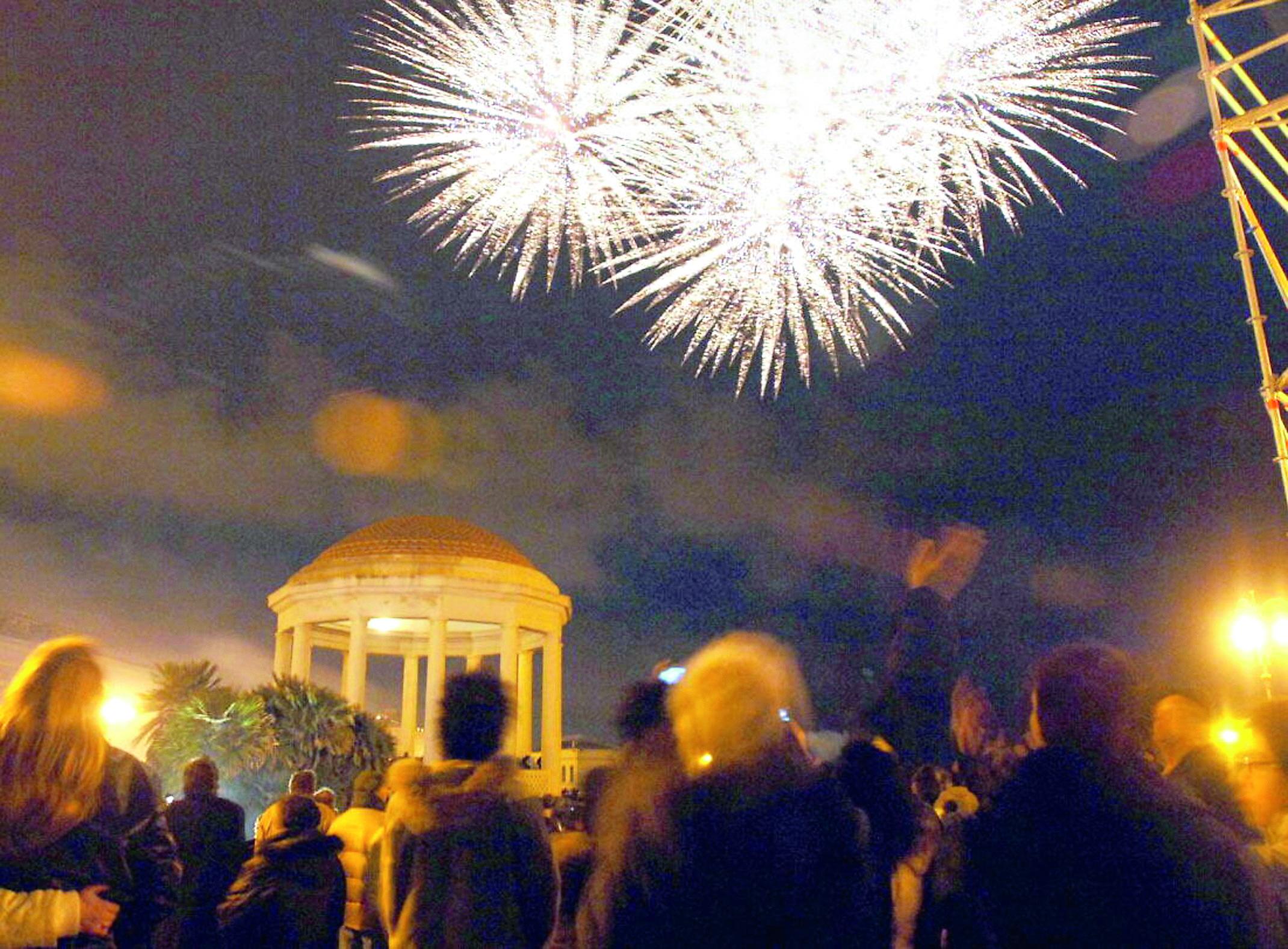 A teatro, in piazza o nei locali. Cosa fare a San Silvestro a Livorno. Petardi vietati: ecco dove